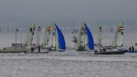 甘锐掌舵，亚冠烽火燃情：教练激励全力奋战，韦世豪勇闯险境！