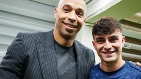 国足连克阿联酋，奥马尔裁判曾判罚点球及红牌逐李源一